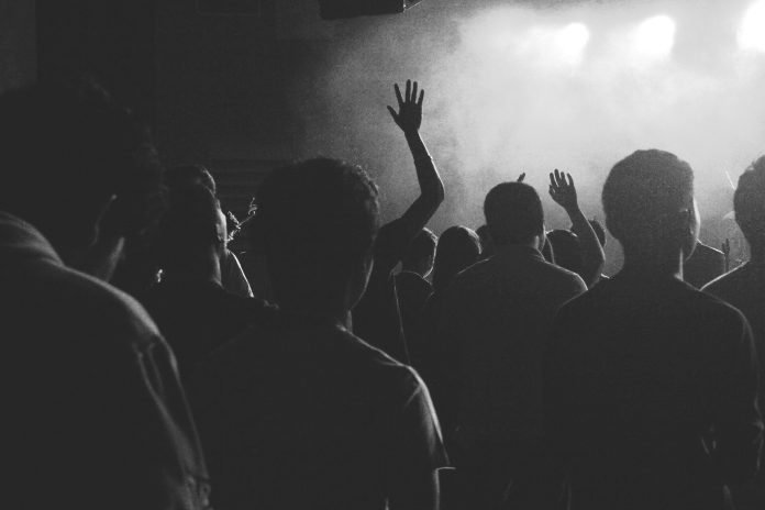 Konserde sahneyi izleyen kalabalık