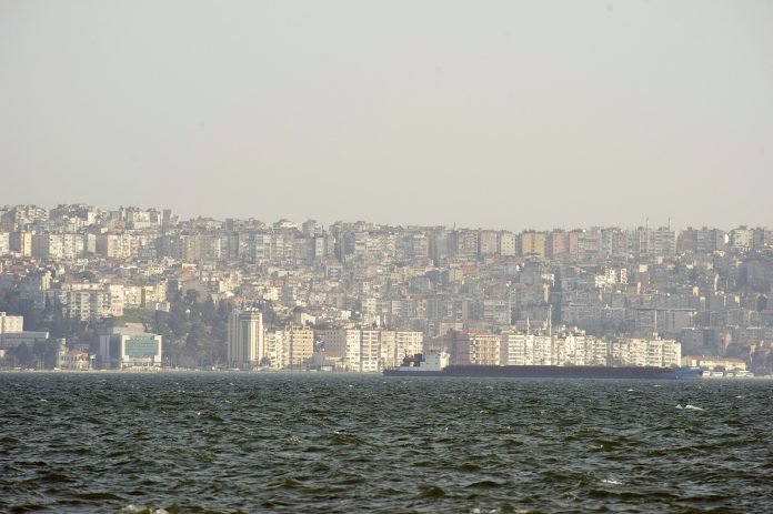 İzmir Kordon'un denizden görünümü