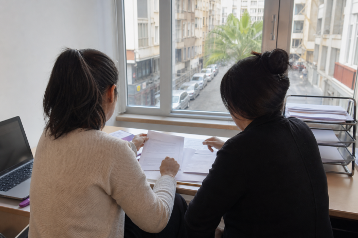 İzmir’de Mülteci-Der’in hukuki destek, saha ziyareti ve raporlama çalışma modelini anlatan görsel