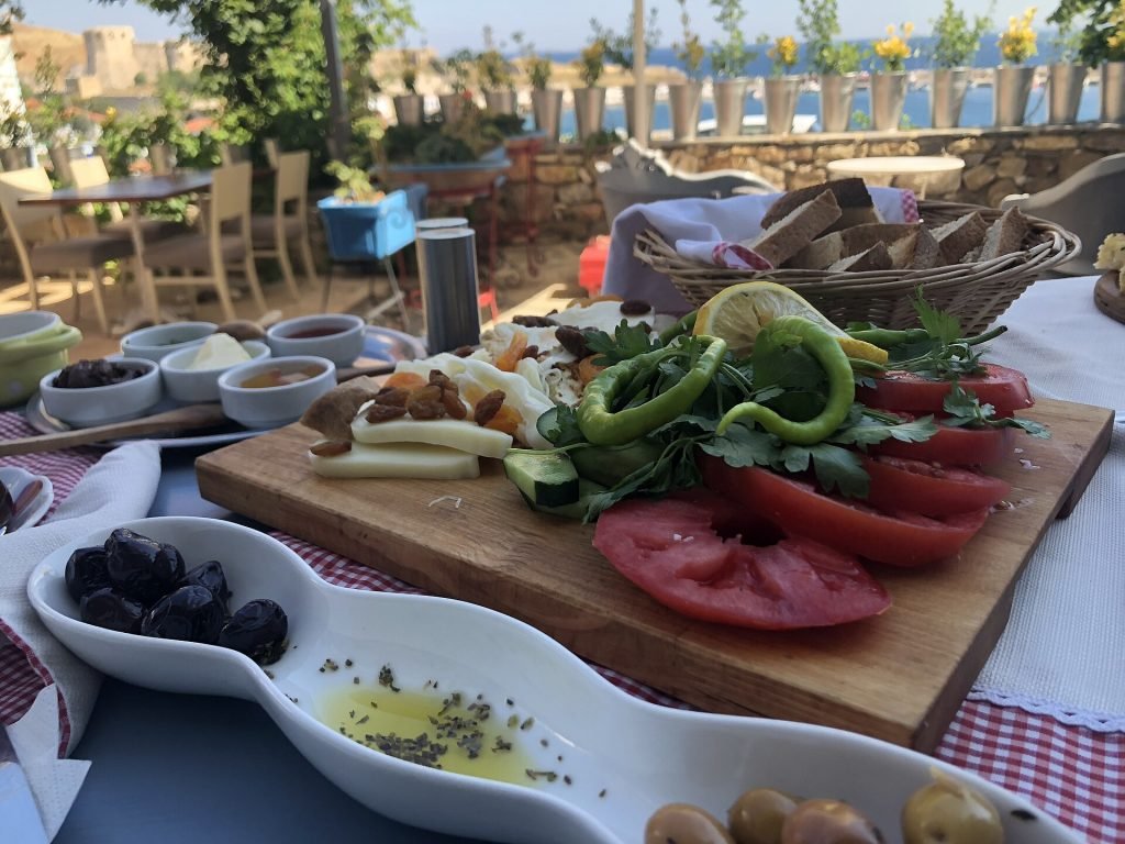İzmir’de ne yenir, nereye gidilir? Boyozdan Kemeraltı’na ve Urla’ya 2026 lezzet rotası
